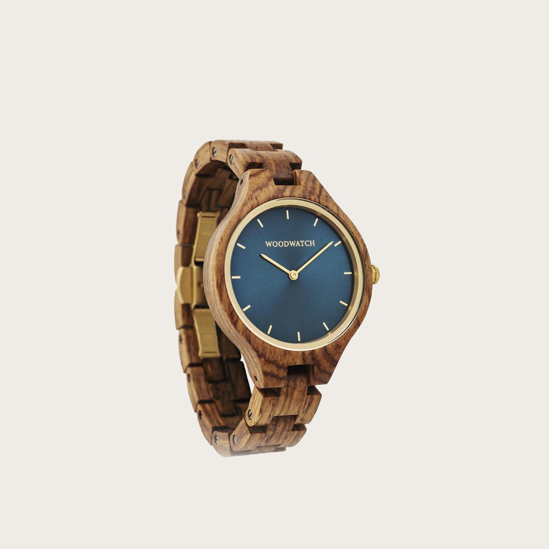 La colección AURORA transpira el aire fresco de la naturaleza escandinava y los espectaculares cielos. Este liviano reloj está hecho de Madera de madera de kosso, y va acompañado de una azul esfera de acero inoxidable y con detalles en color dorado.<br />
El r