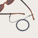 ¿Está cansado de perder o romper sus anteojos o gafas de sol? Nos dedicamos a proteger sus gafas a la moda. Con un gran estilo, este sutil cordón con apariencia de cuero gris puede combinarse perfectamente con sus gafas WoodWatch, o simplemente usarlo con