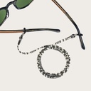 Är du trött på att tappa eller krossa dina glasögon eller solglasögon? Vi skyddar dina glasögon på ett moderiktigt sätt. Utstrålar elegans, denna vit och svart mönstrad snodd kan matchas med dina WoodWatch-glasögon eller fäst den till dina egna glasögon!