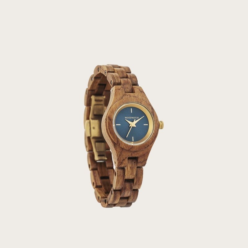 La montre Bluestar de la collection FLORA est composée de bois lisse kosso finement travaillé à la main. Le modèle Bluestar comporte un cadran bleu marine foncé avec des détails colorés doré.