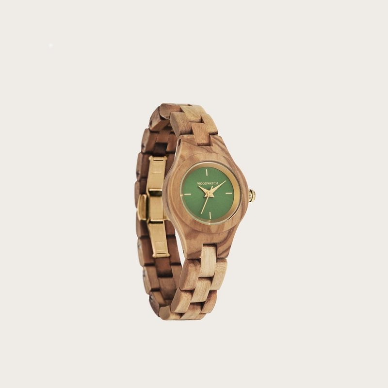 La montre Dahlia de la collection FLORA est composée de bois d'olivier finement travaillé à la main. Le modèle Dahlia comporte un cadran vert avec des détails colorés doré.