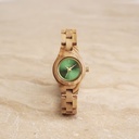 Het Dahlia horloge uit de FLORA Collection bestaat uit zacht olijfhout dat met de is hand bewerkt tot een verfijnd uurwerk. De Dahlia is voorzien van een donker groen wijzerplaat met gouden accenten.