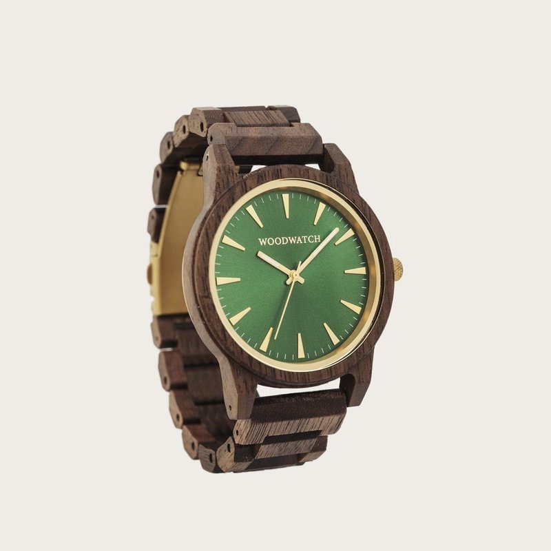 De Camo Walnut beschikt over een gemoderniseerde minimale groen wijzerplaat met gewaagde details in een behuizing van 45mm. Dit onmisbare horloge combineert natuurlijk hout met roestvrij staal en glas voorzien van saffiercoating. De Camo Walnut is met de