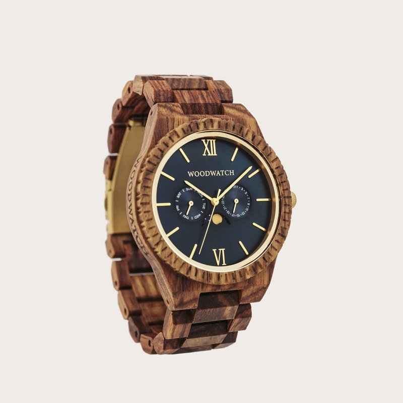 Questo orologio dal design premium con fase lunare combina un tipo di legno naturale con quadrante e retro in acciaio inossidabile. Nel cuore è presente un movimento multi-funzione con due sotto-quadranti che mostrano settimana e mese. Il GRAND Deep Ocean