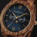 Dit hoogwaardige horloge met maanfase combineert natuurlijk hout met een luxueuze roestvrijstalen wijzerplaat en achterplaat. Een multifunctioneel uurwerk vormt het hart van dit horloge, voorzien van zowel een week- als een maandaanduiding. De Deep Ocean