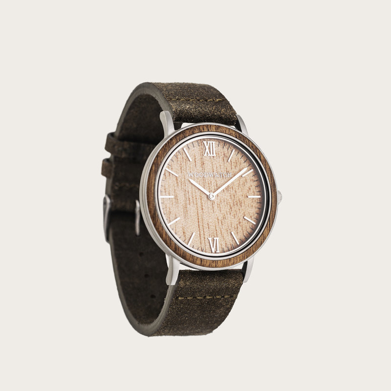 Een combinatie van unieke materialen met een minimalistisch ontwerp om een tijdloze look te creëren. Dit moderne horloge is geschikt voor zowel je casual day-look als je fijnste formele kleding. Een superdunne behuizing gemaakt van het beste roestvrijstaa