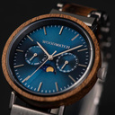 ELEMENT-kollektionen består av fyra unika mönster i WoodWatch-serien, med en kombination av 316 rostfritt stål och trä. 41 mm diameter Cobalt Acacia klockan har vår karakteristiska månfasrörelse och två extra urtavlor för att visa veckodagar och månad. De