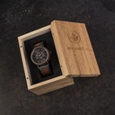 De ELEMENT-collectie bestaat uit vier unieke ontwerpen in het WoodWatch-assortiment, waarin een combinatie van 316 roestvrij staal en hout wordt gepresenteerd. Het Brushed Iron Walnut horloge met een diameter van 41 mm heeft onze karakteristieke maanfase