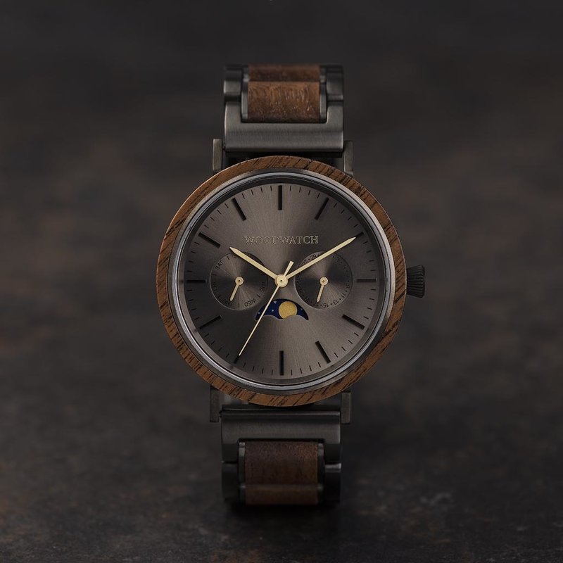 ELEMENT-kollektionen består av fyra unika mönster i WoodWatch-serien, med en kombination av 316 rostfritt stål och trä. 41 mm diameter Iron Walnut klockan har vår karakteristiska månfasrörelse och två extra urtavlor för att visa veckodagar och månad. Den