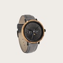 La collezione ELEMENT comprende 4 design unici della gamma WoodWatch e presenta una combinazione di acciaio inossidabile 316 e legno. L'orologio Carbon Olive Grey dal diametro di 41mm è caratterizzato dal movimento a fasi lunari e da due contatori che vis