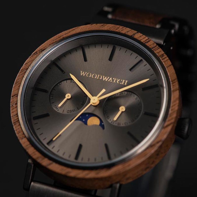 De ELEMENT-collectie bestaat uit vier unieke ontwerpen in het WoodWatch-assortiment, waarin een combinatie van 316 roestvrij staal en hout wordt gepresenteerd. Het Iron Walnut horloge met een diameter van 41 mm heeft onze karakteristieke maanfase en twee