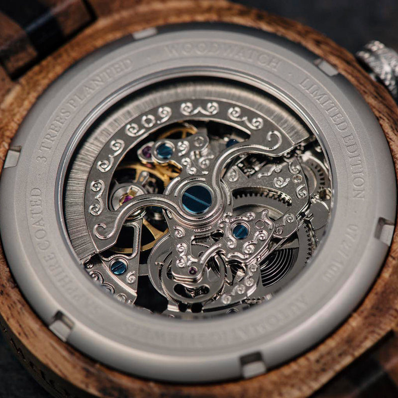 Notre édition limitée AUTOMATIC Pathfinder contient un mouvement mécanique à remontage automatique de 21 rubis avec une réserve d’énergie de 36 heures. Le cadran à cœur ouvert (transparent) comporte un verre recouvert de saphir et une plaque arrière sur l