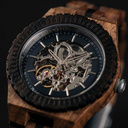 Onze Limited Edition AUTOMATIC Pathfinder beschikt over een automatisch zelfopwindend uurwerk met 21 robijnen en een 36 uur gangreserve. De “open hart” (doorzichtige) wijzerplaat heeft een saffier gecoate glaslaag en een achterplaat die per horloge uniek