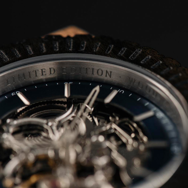 Notre édition limitée AUTOMATIC Pathfinder contient un mouvement mécanique à remontage automatique de 21 rubis avec une réserve d’énergie de 36 heures. Le cadran à cœur ouvert (transparent) comporte un verre recouvert de saphir et une plaque arrière sur l