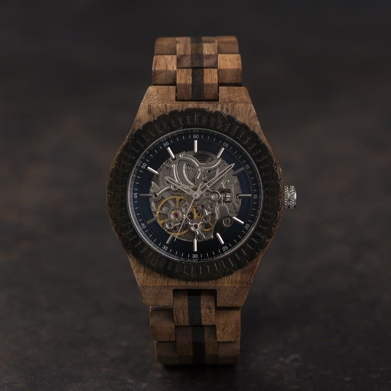 Onze Limited Edition AUTOMATIC Pathfinder beschikt over een automatisch zelfopwindend uurwerk met 21 robijnen en een 36 uur gangreserve. De “open hart” (doorzichtige) wijzerplaat heeft een saffier gecoate glaslaag en een achterplaat die per horloge uniek