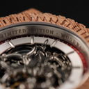 Notre édition limitée AUTOMATIC Vanguard contient un mouvement mécanique à remontage automatique de 21 rubis avec une réserve d’énergie de 36 heures. Le cadran à cœur ouvert (transparent) comporte un verre recouvert de saphir et une plaque arrière sur laq