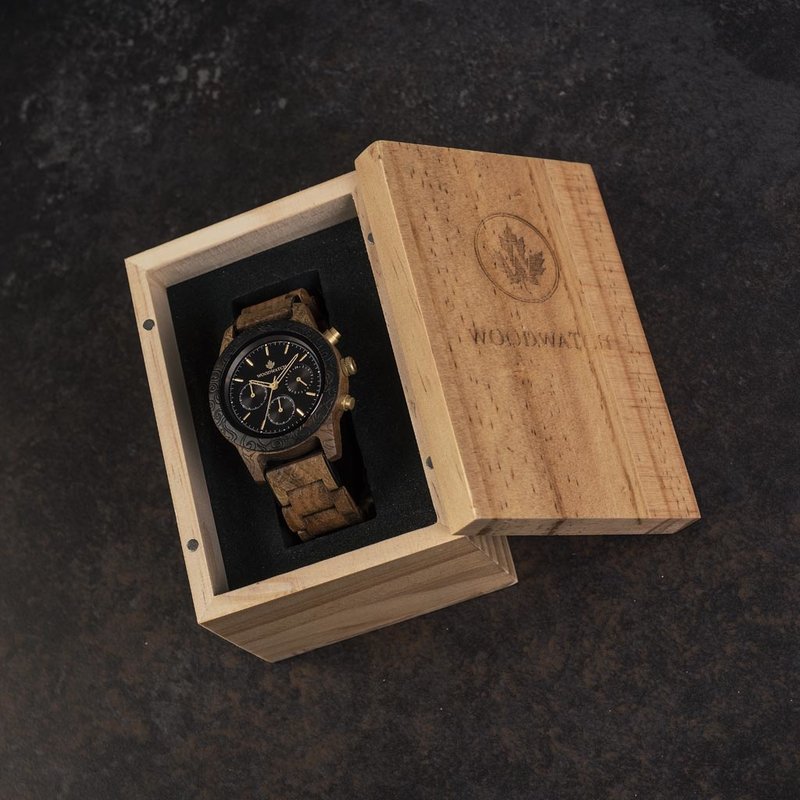 Ahora disponible de forma limitada - nuestra CHRONUS Special Edition. Hecho a mano de una combinación única de madera de sándalo y kosso de África Oriental , con detalles dorados. Solo 100 piezas están disponibles. Cada reloj tiene un número único. Consig