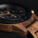 Jetzt in begrenzter Verfügbarkeit erhältlich - unsere CHRONUS Special Edition. Von Hand gefertigt, aus einer einzigartigen Kombination von Sandelholz und Kosso Wood aus Ostafrika  mit goldenen Details. Es sind nur 100 Stück verfügbar. Jede Uhr ist einzeln