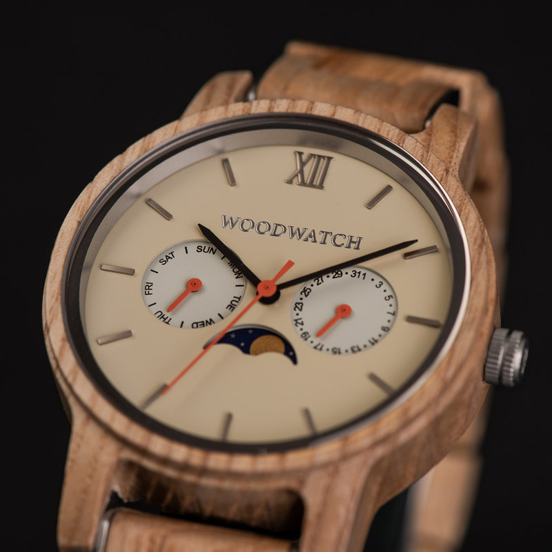 The CLASSIC Collection rethinks the aesthetic of a WoodWatch in a sophisticated way. The slim cases give a classy impression while featuring a unique a moonphase movement and two extra subdials featuring a week and month display. The CLASSIC Sand Surfer i