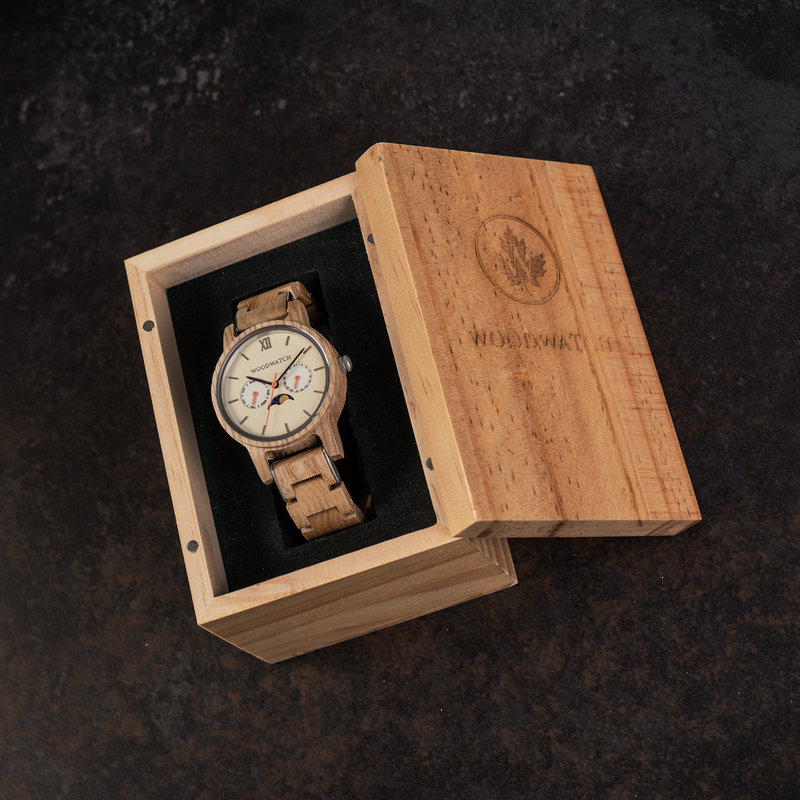 La collezione CLASSIC mette in discussione l’estetica di WoodWatch aggiungendogli un tono sofisticato. La sottile cassa dal tocco classico contiene un movimento lunare unico e due quadranti aggiuntivi che mostrano la settimana e il mese. Il CLASSIC Sand S