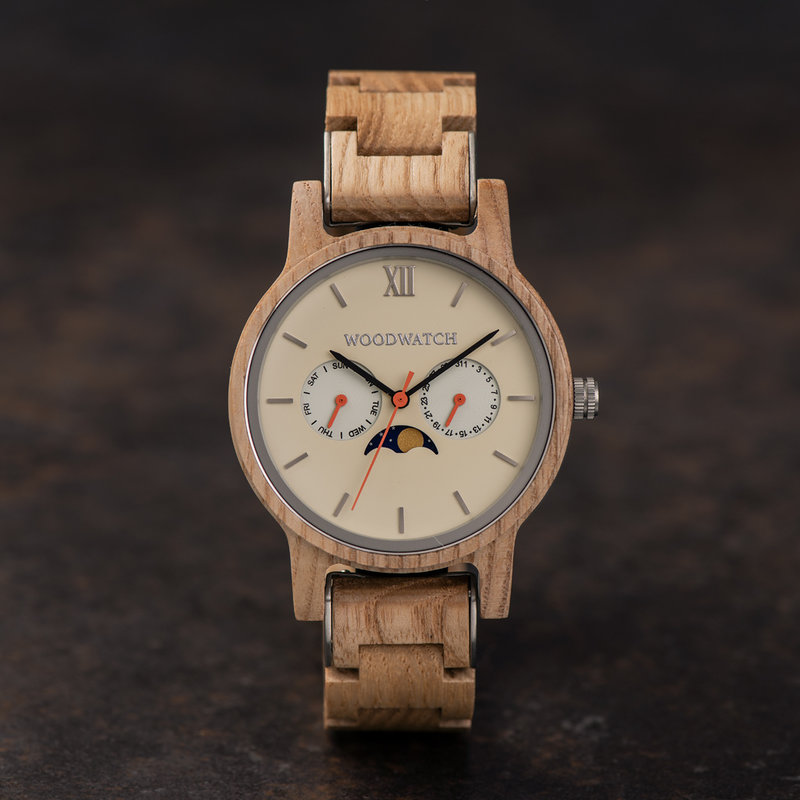 The CLASSIC Collection rethinks the aesthetic of a WoodWatch in a sophisticated way. The slim cases give a classy impression while featuring a unique a moonphase movement and two extra subdials featuring a week and month display. The CLASSIC Sand Surfer i