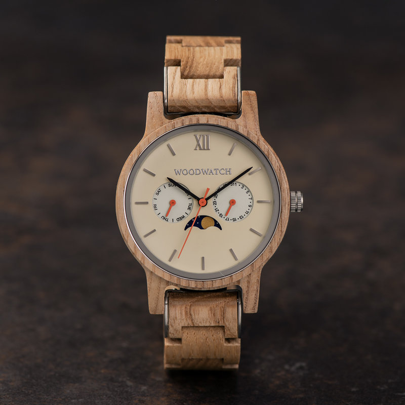 La collection CLASSIC repense de manière sophistiquée l’esthétisme de WoodWatch. Elle allie chic et multifonction en incluant l’affichage des phases lunaires ainsi que deux cadrans supplémentaires indiquant la date et le mois. La montre CLASSIC Sand Surfe