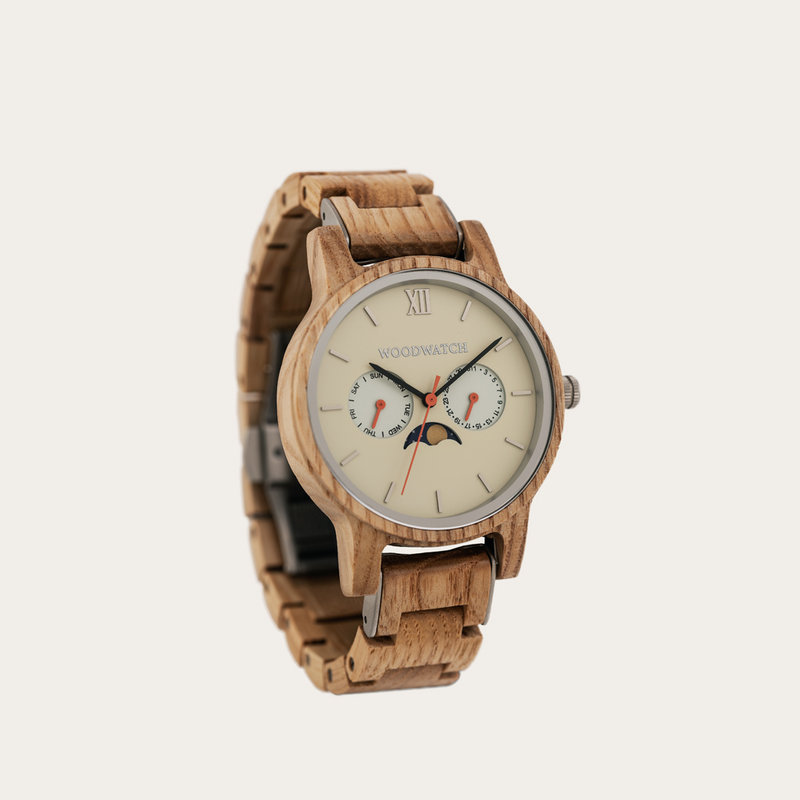 The CLASSIC Collection rethinks the aesthetic of a WoodWatch in a sophisticated way. The slim cases give a classy impression while featuring a unique a moonphase movement and two extra subdials featuring a week and month display. The CLASSIC Sand Surfer i