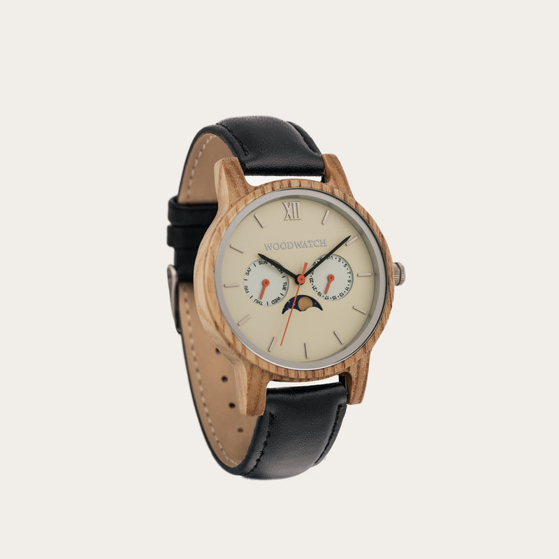 La collezione CLASSIC mette in discussione l’estetica di WoodWatch aggiungendogli un tono sofisticato. La sottile cassa dal tocco classico contiene un movimento lunare unico e due quadranti aggiuntivi che mostrano la settimana e il mese. Il CLASSIC Sand S