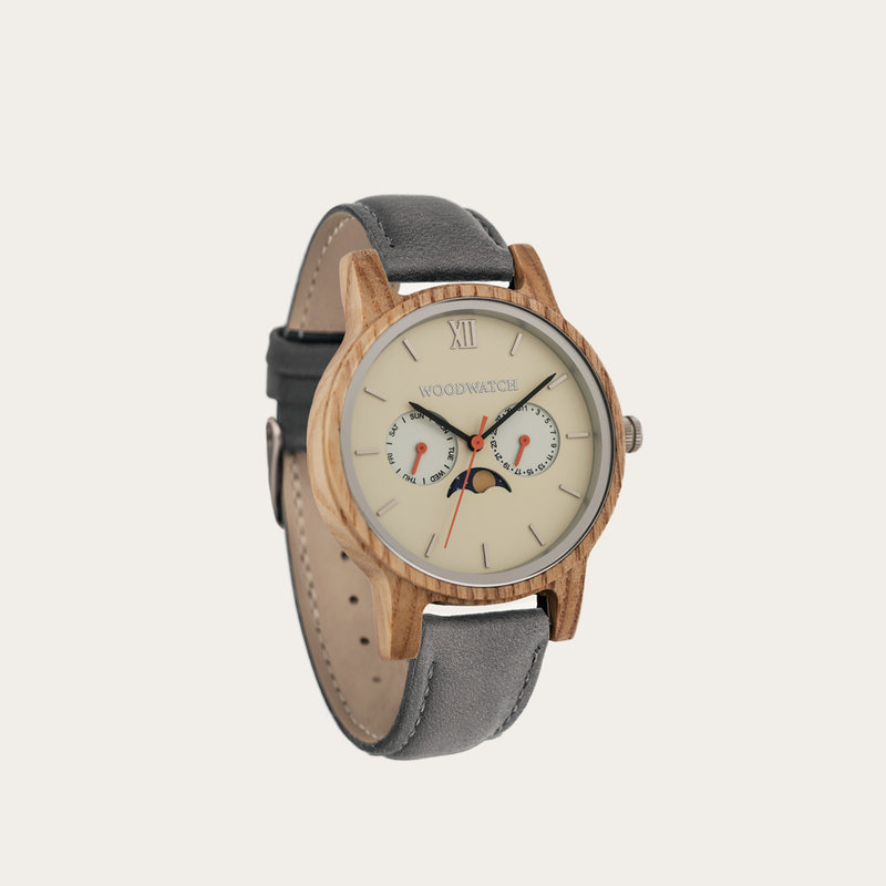 La Colección CLASSIC replantea la estética del WoodWatch de manera sofisticada. Las cajas delgadas dan una impresión elegante combinada con un exclusivo movimiento de fase lunar y dos subesferas que indican la semana y el día. El CLASSIC Sand Surfer Grey