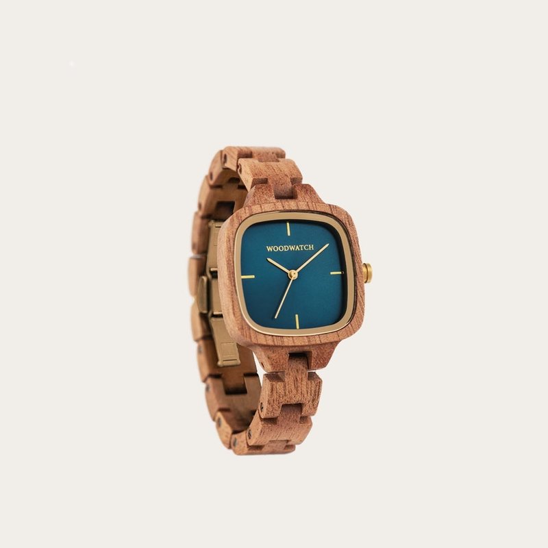 The CITY Atomic features a 30mm square case with a blue dial and golden details. The watch band consists of natural mahogany wood that has been hand-finished to perfection and to create our latest small-band design.
