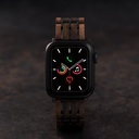 Unser Apple Watch Band besteht aus nordamerikanischem Walnussholz und ostafrikanischem schwarzem Sandelholz, das mit Titangliedern verbunden ist. Das Armband hat eine Butterfly-Schließe aus Edelstahl und ein vierzeiliges Band-Design. Jedes Armband hat sei