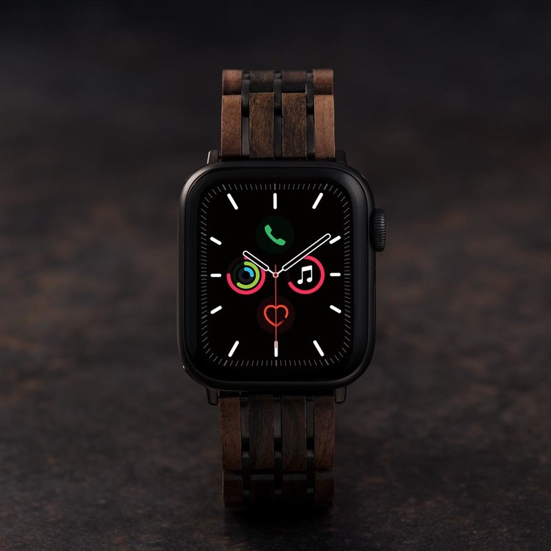 Il nostro cinturino per Apple Watch è realizzato in legno di noce nord-americano e legno di sandalo nero dell’Africa orientale, intrecciati con giunture in titanio. Il cinturino ha una chiusura a farfalla in acciaio inossidabile e un cinturino con un desi