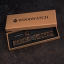 Onze Apple Watch band is gemaakt van walnoot hout uit Noord-Amerika en zwart sandelhout uit Oost-Afrika en is verweven met titanium schakels. De band heeft een roestvrijstalen vlindersluiting en een 4-schakel band design. Elke Apple Watch Band heeft een u