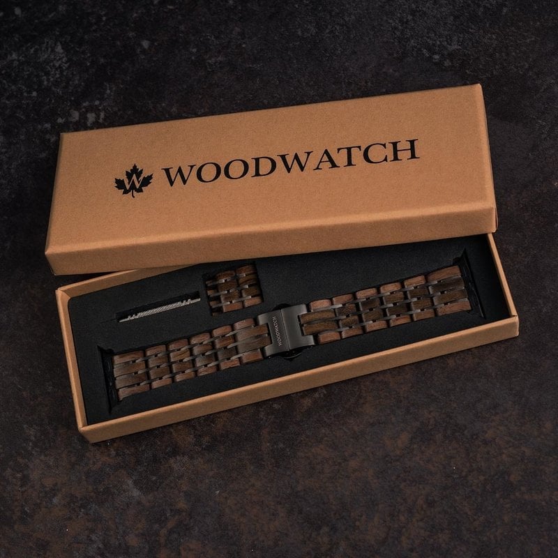 Unser Apple Watch Band besteht aus nordamerikanischem Walnussholz und ostafrikanischem schwarzem Sandelholz, das mit Titangliedern verbunden ist. Das Armband hat eine Butterfly-Schließe aus Edelstahl und ein vierzeiliges Band-Design. Jedes Armband hat sei