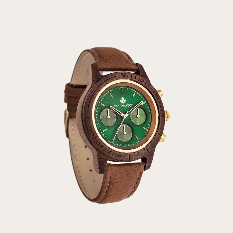 Emerald Gold Pecan presenta un clásico movimiento cronógrafo SEIKO VD54, vidrio recubierto de zafiro resistente al rayado y correa pecan. Fabricado en madera de nogal estadounidense y elevado artesanalmente a la perfección. La Colección CHRONUS, con todos