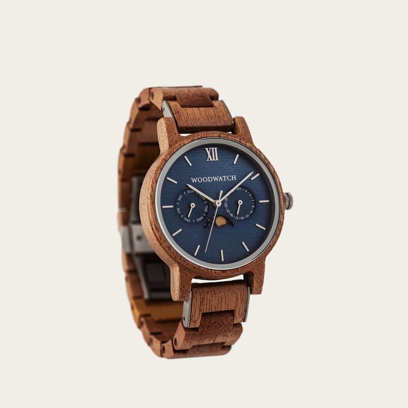 The CLASSIC Collection rethinks the aesthetic of a WoodWatch in a sophisticated way. The slim cases give a classy impression while featuring a unique a moonphase movement and two extra subdials featuring a week and month display. The CLASSIC Surfer is mad