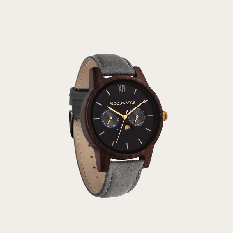 The CLASSIC Collection rethinks the aesthetic of a WoodWatch in a sophisticated way. The slim cases give a classy impression while featuring a unique a moonphase movement and two extra subdials featuring a week and month display. The CLASSIC Dark Forest G