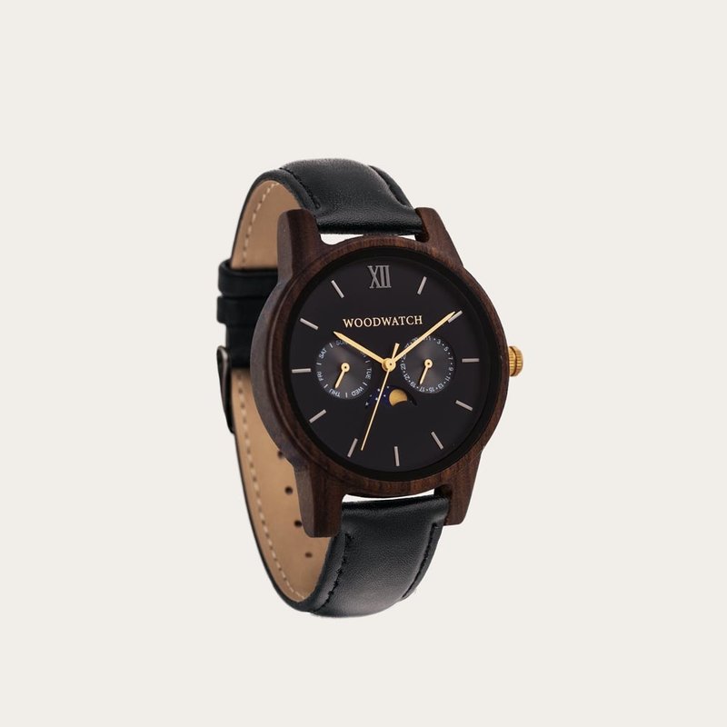 CLASSIC Kollektionen Dark Forest Jet är en sofistikerad nytolkning av WoodWatchs klassiska design. Den tunna boetten ger ett elegant uttryck samtidigt som klockorna är försedda med en unik månfaskalender och två extra urtavlor för vecka och månad. CLASSIC