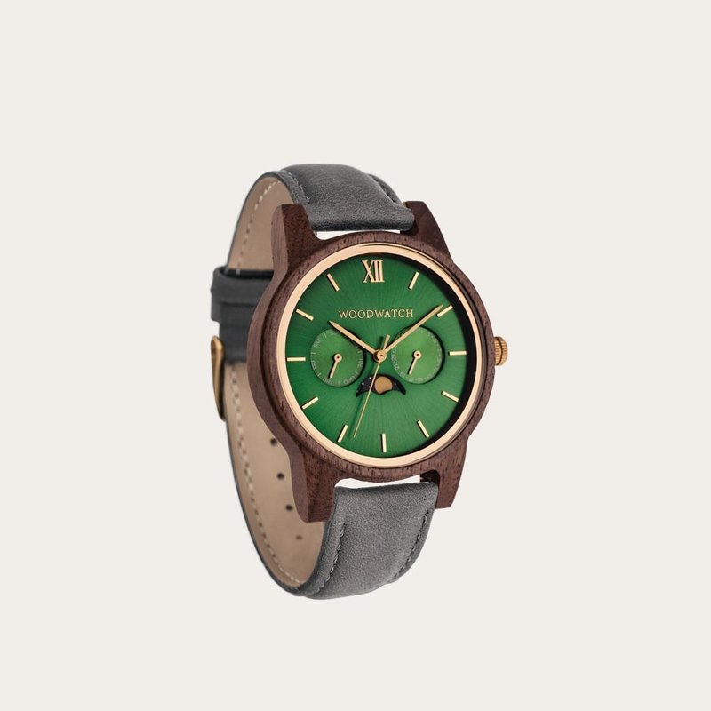 La collezione CLASSIC mette in discussione l’estetica di WoodWatch aggiungendogli un tono sofisticato. La sottile cassa dal tocco classico contiene un movimento lunare unico e due quadranti aggiuntivi che mostrano la settimana e il mese. Il CLASSIC Hunter