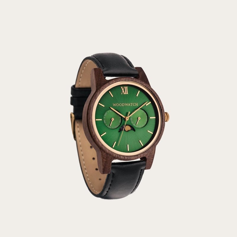 CLASSIC Kollektionen är en sofistikerad nytolkning av WoodWatchs klassiska design. Den tunna boetten ger ett elegant uttryck samtidigt som klockorna är försedda med en unik månfaskalender och två extra urtavlor för vecka och månad. CLASSIC Hunter Jet är t