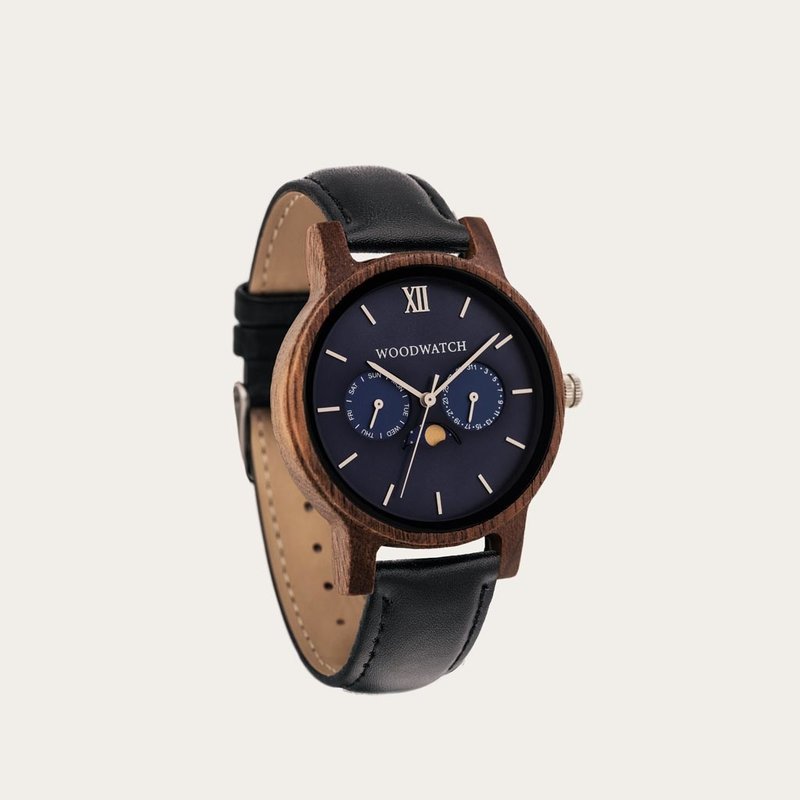 The CLASSIC Collection rethinks the aesthetic of a WoodWatch in a sophisticated way. The slim cases give a classy impression while featuring a unique a moonphase movement and two extra subdials featuring a week and month display. The CLASSIC Mariner Jet i