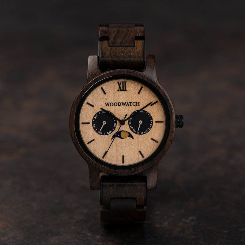 The CLASSIC Collection rethinks the aesthetic of a WoodWatch in a sophisticated way. The slim cases give a classy impression while featuring a unique a moonphase movement and two extra subdials featuring a week and month display. The CLASSIC Outland is ma