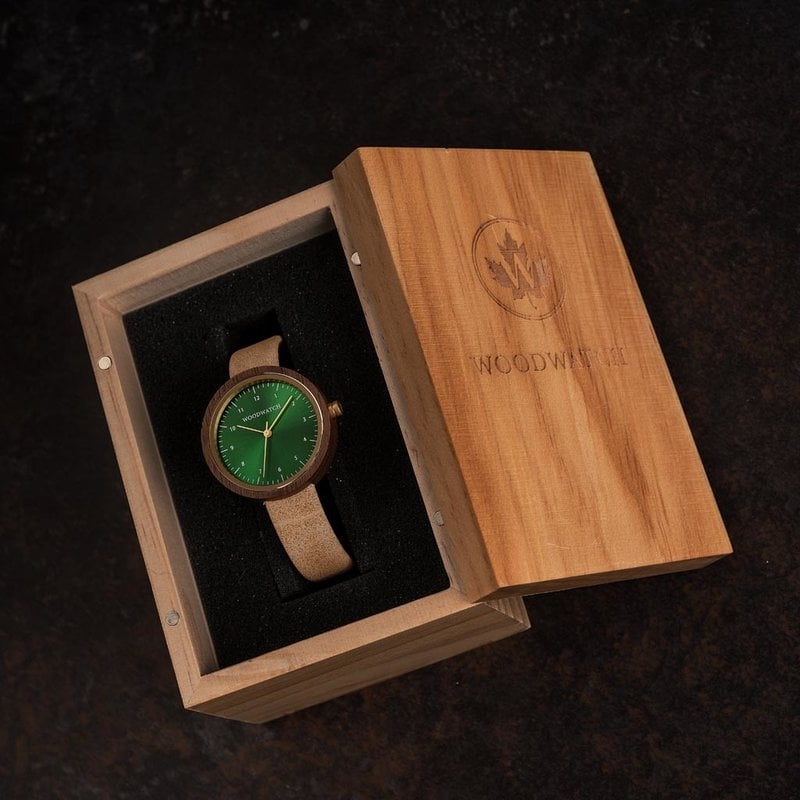 Il NORDIC Bergen Beige è dotato di una scocca in legno di noce da 36 mm con un quadrante verde e dettagli dorati. Fatto a mano da legno ricavato in modo sostenibile e combinato con un cinturino beige in pelle vegan, eco-friendly e ultra-morbido.