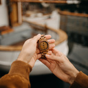 Ce premier instinct et cette envie d'une nouvelle aventure. C'est l'idée même ayant donné vie à la Collection ORIGINAL. La montre ORIGINAL Wootch Sandal pour homme est fabriquée à partir de bois de Santal Vert d'Amérique du Nord et s'accompagne d'un étui