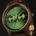 La montre CLASSIC Hunter pour homme est dotée d'un boîtier mince et élégant tout en incluant un affichage unique des phases lunaires ainsi que deux sous-cadrans supplémentaires. La montre, fabriquée à partir de bois de Noyer d'Amérique du Nord, présente u