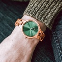 El reloj CLASSIC Hunter para hombre tiene una elegante caja delgada a la vez que presenta un movimiento de fase lunar único y dos subesferas adicionales. El reloj está hecho de madera de nogal norteamericano y cuenta con una esfera verde y detalles en col