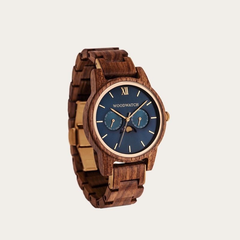 The men's CLASSIC Sailor watch has a classy slim case while featuring a unique moonphase movement and two extra subdials. The watch is made of East African Kosso Wood and features a blue dial and golden-colored details, perfectly matching the AURORA Ocean