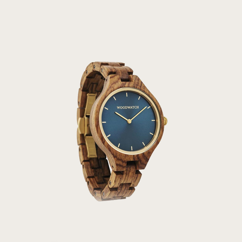 The men's CLASSIC Sailor watch has a classy slim case while featuring a unique moonphase movement and two extra subdials. The watch is made of East African Kosso Wood and features a blue dial and golden-colored details, perfectly matching the AURORA Ocean