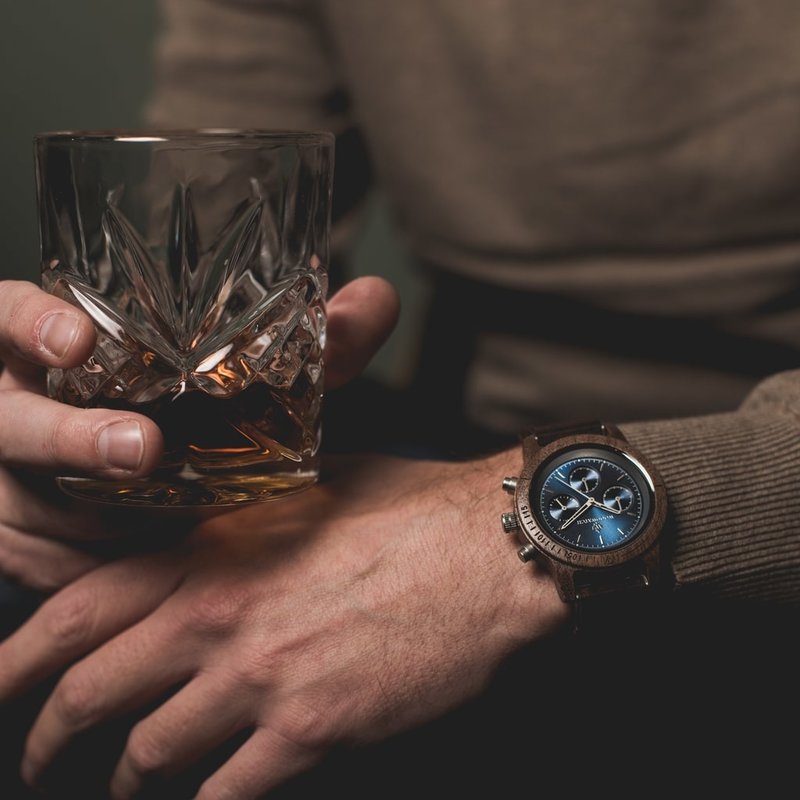 La populaire CHRONUS Sapphire Silver est dotée d'un mouvement chronographique classique ainsi que d'un verre saphir résistant aux rayures. Le bracelet à maillons est renforcé en acier inoxydable et fabriqué à partir de bois de Noyer d'Amérique. Remplacez