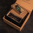 Het premium GRAND Emerald Jungle horloge combineert een luxe roestvrijstalen wijzerplaat en twee extra wijzerplaten met een week- en maandaanduiding. Het horloge is gemaakt van duurzaam walnoothout uit de Verenigde Staten. Combineer het perfect met de BRO